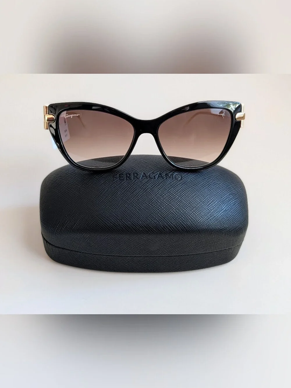 NWT Ferragamo 55mm Cat Eye Sunglasses Black Gold SF1086S Case MSRP $330